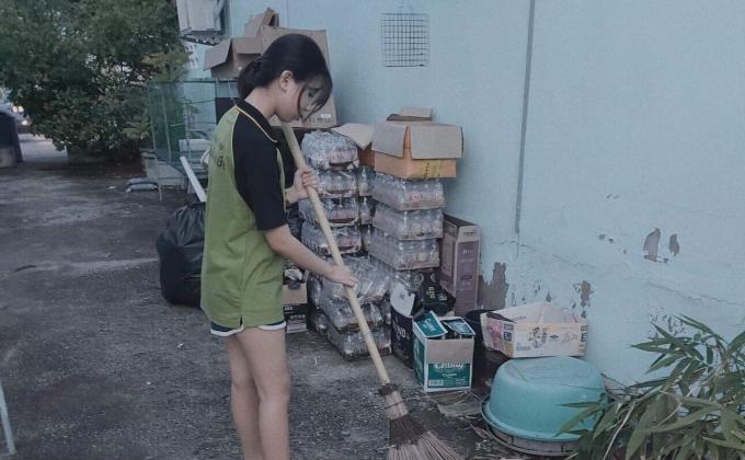 กวาดพื้นหลังบ้าน