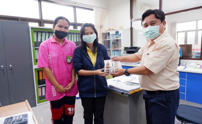 นิเทศนักศึกษาฝึกงาน และมอบของที่ระลึกให้กับหัวหน้างาน