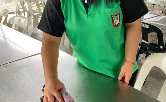 เช็ดโต๊ะโรงอาหาร 