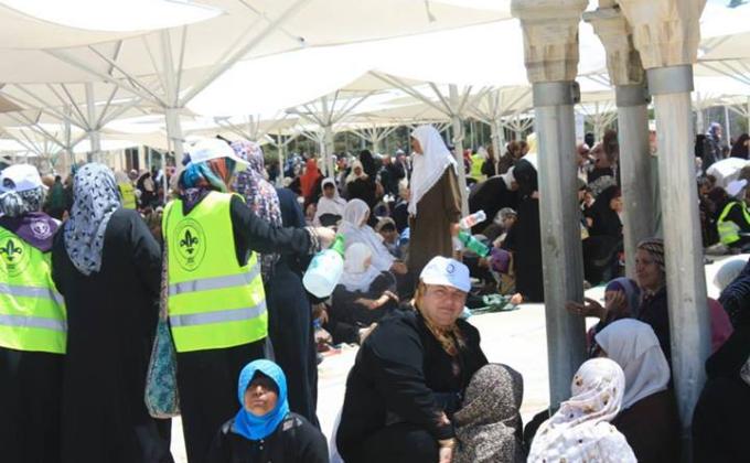 كشافة فلسطين في خدمة الصائمين في المسجد الاقصى 2013 