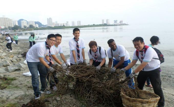 Joint in Penang International Coastal Cleanup 2013