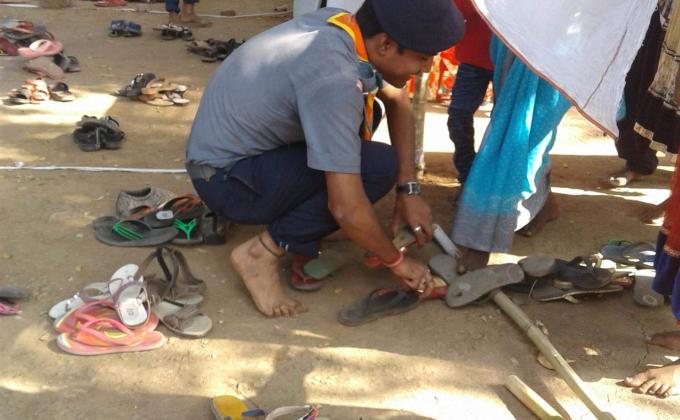 FREE SHOES STAND SERVICE