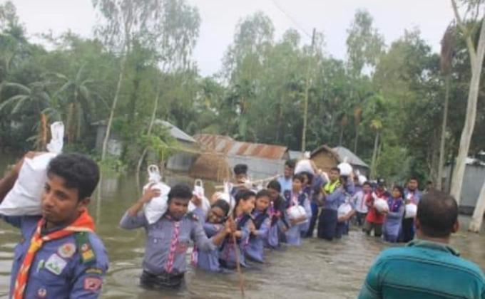 ত্রাণ বিতরণে রোভার স্কাউটদের বিশেষ কার্যক্রম