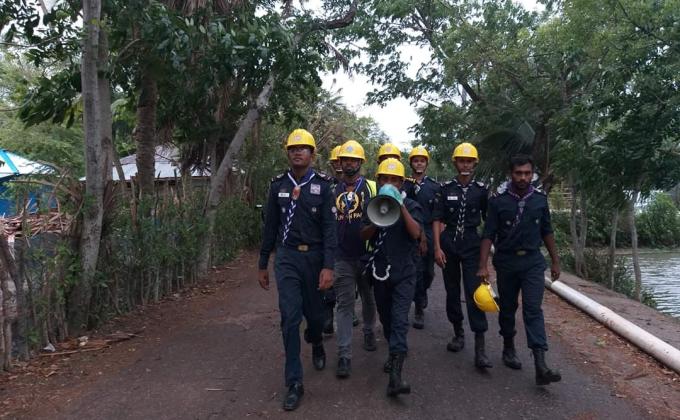 ঘূর্ণিঝড় ফনি মোকাবেলায় জনসাধারণকে সচেতনতায় নৌ রোভার