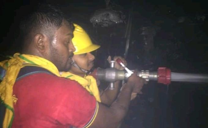 অগ্নিকাণ্ডে উদ্ধার কাজে  রোভার স্কাউট 