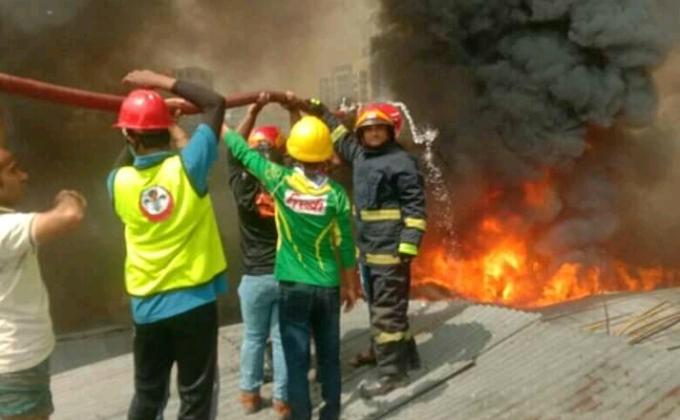 আগুন নিভানো ও উদ্ধারকাজে রোভার স্কাউট। 