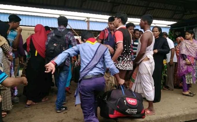 রেলওয়ে স্টেশনে যাত্রী সেবাদান 