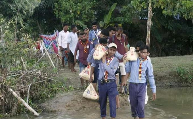 বন্যাদুর্গতদের মাঝে ত্রাণ বিতরণ 