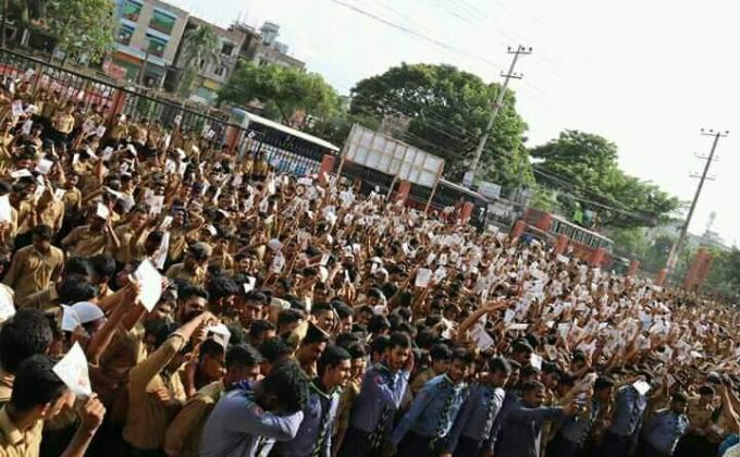 নিরাপদ সড়ক নিশ্চিতকরণে আমাদের দায়িত্ব” বিষয়ক লিফলেট বিতরণ