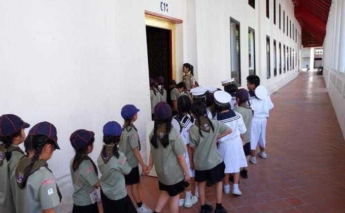 เดินชมนิทรรศการ