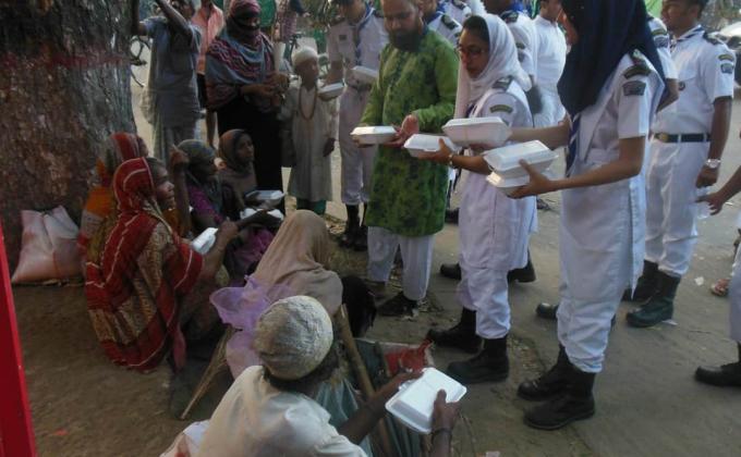 কক্সবাজার জেলা নৌ স্কাউটস এর  নৌ রোভাররা বিভিন্ন জায়গায় ছিন্নমূল ও সুবিধাবঞ্চিত  মানুষদের রমজান মাসে ইফতার বিতরণ করে থাকেন