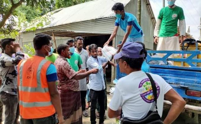 বন্যার্তদের ত্রাণসামগ্রী 
