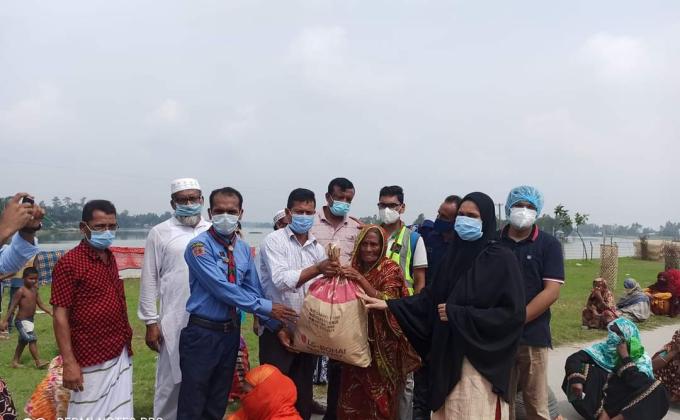 সিরাজগঞ্জে বন্যার্তদের মাঝে বাংলাদেশ
উইম্যান জাজেস এসোসিয়েশনের ত্রান বিতরণ।