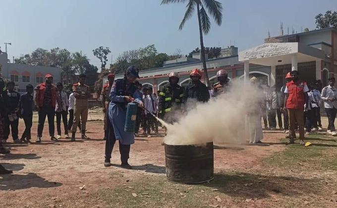 আন্তর্জাতিক দুর্যোগ প্রস্তুতি দিবস উদযাপন উপলক্ষে ভূমিকম্প ও অগ্নিকাণ্ডে করণীয় বিষয়ে মহড়া।