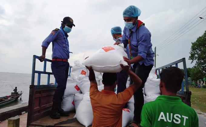 বন্যার্ত দের মাঝে ত্রাণ সামগ্রী বিতরণ