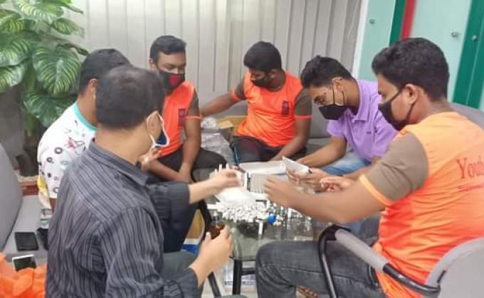 করোনা প্রতিরোধে শরীরে প্রতিরোধ ক্ষমতা বাড়ানোর জন্য হোমিওপ্যাথি ঔষুধ প্যাকেটজাত করছে।