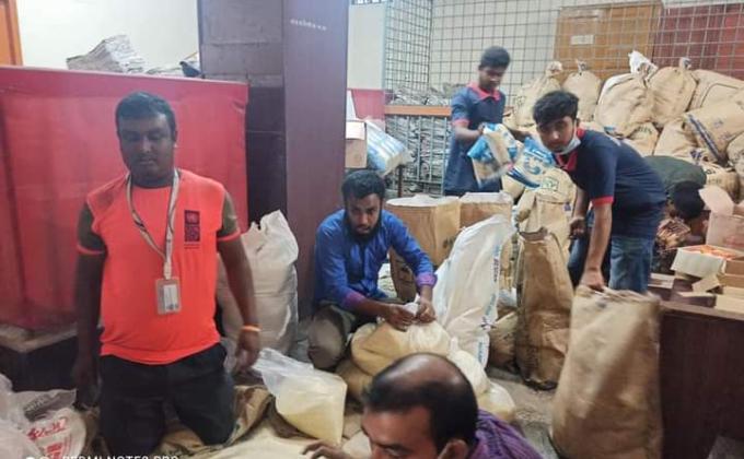 ত্রান বিতরন প্যাকিজিং।