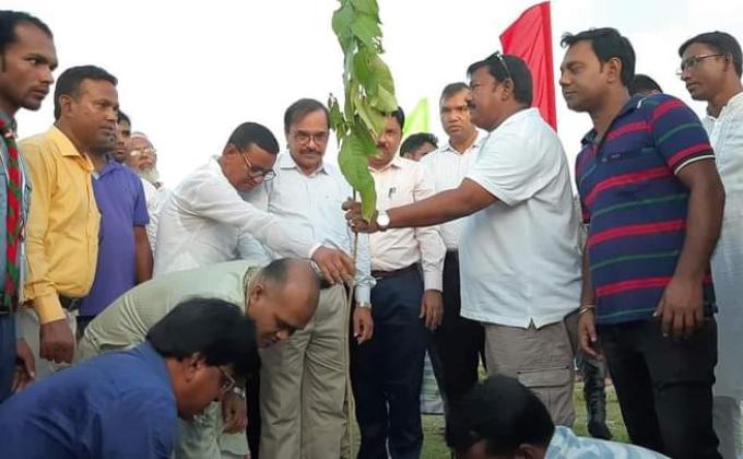 বঙ্গবন্ধু শেখ মুজিবুর রহমানের জন্মশতবর্ষ উপলক্ষ্যে সিরাজগঞ্জ  হার্ডপয়েন্টে বৃক্ষরোপন কর্মসূচীর।