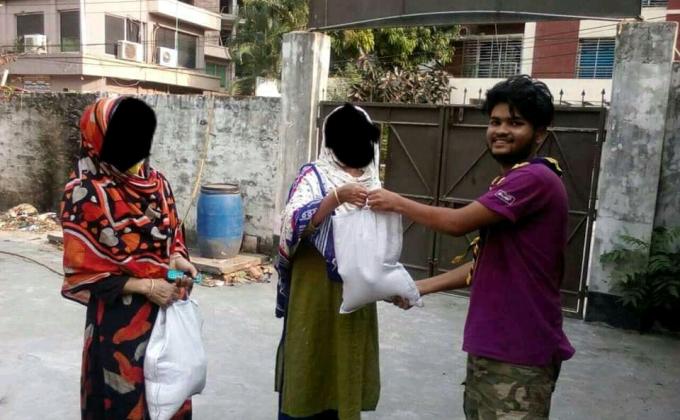 ত্রান সামগ্রী বিতরন 