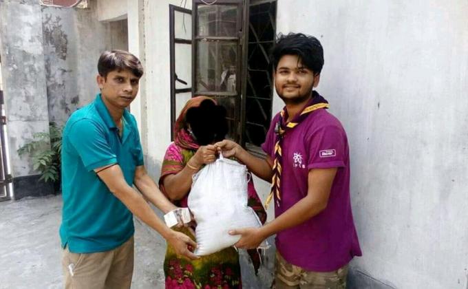 ত্রান সামগ্রী গ্রহণ