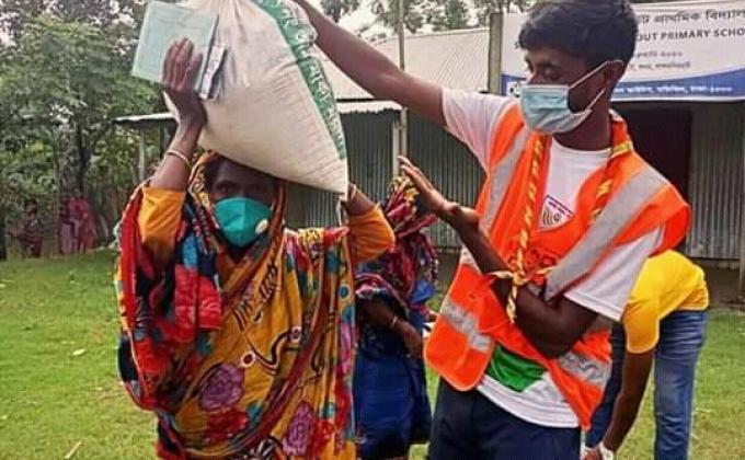 স্কাউটের চরে বন্যার্তদের মাঝে ত্রান বিতরণ