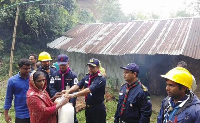 দুর্যোগ কবলিত মানুশের দ্বারে ত্রান সামগ্রী বিতরন।

