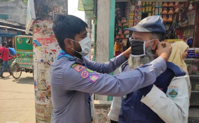 জয়পুরহাট শহরে সাধারন মানুষের মাঝে মাস্ক বিতরন