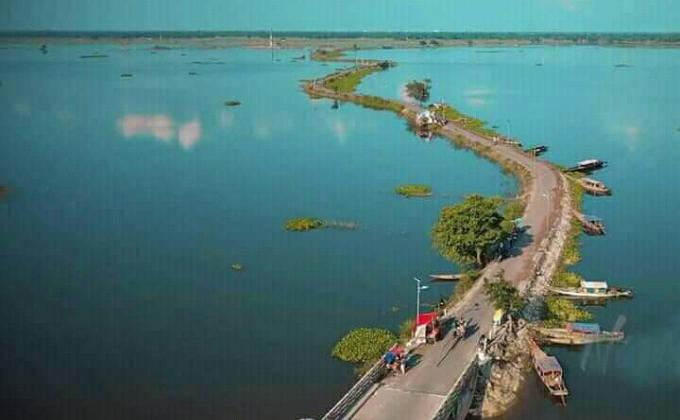 নওগাঁর হাঁসাইগাড়ী ভ্রমন নৌকা নিয়ে।