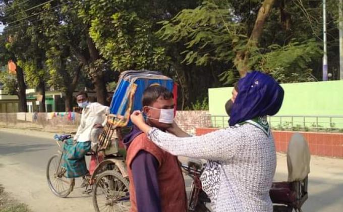 বিনা মূল্যে দুইশতাধিক মাক্স বিতরণ