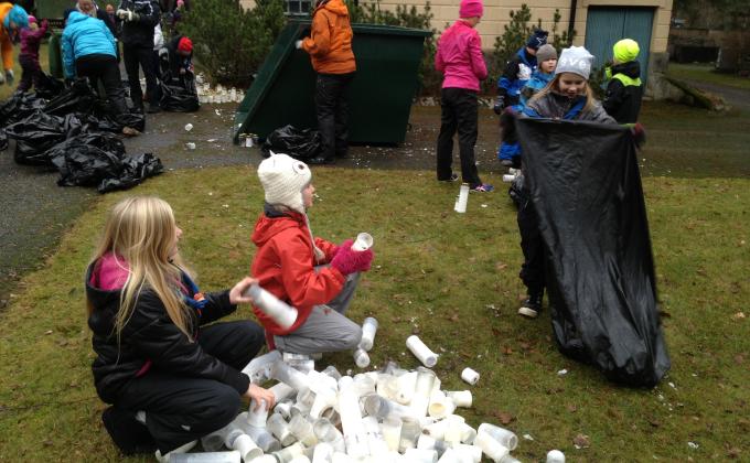 The Christmas candle project at the cemetery / Recogiendo velas en el cementerio después de la Navidad