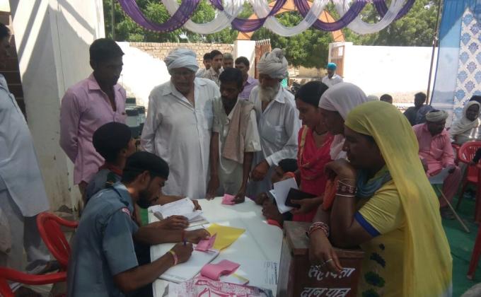 हड्डी रोग जांच व परामर्श शिविर में किया सेवाकार्य।