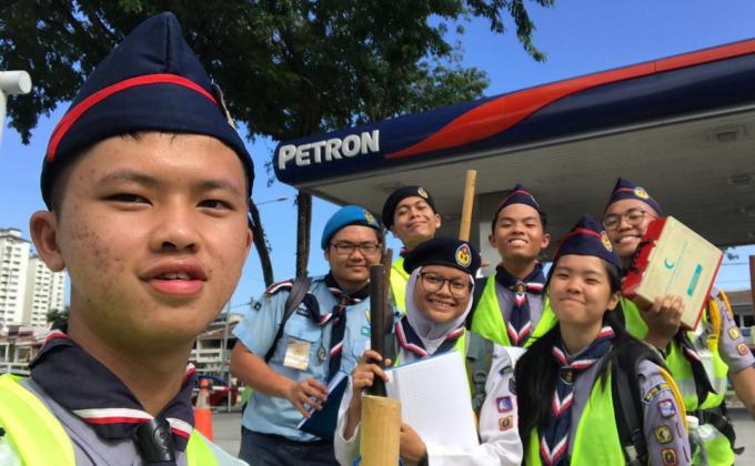 Mengembara sejauh 12 km dengan berjalan kaki dalam patrolnya