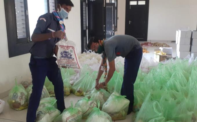 (D) # राशन किट तैयार करते हुए व वितरण 