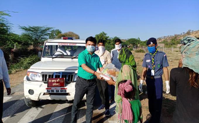 कोविड - 19 में खाद्य सामग्री वितरण 