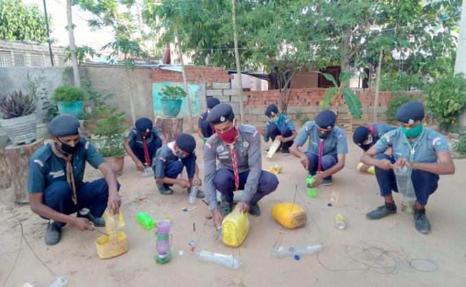   चुग्गा  पात्र बनाते हुए