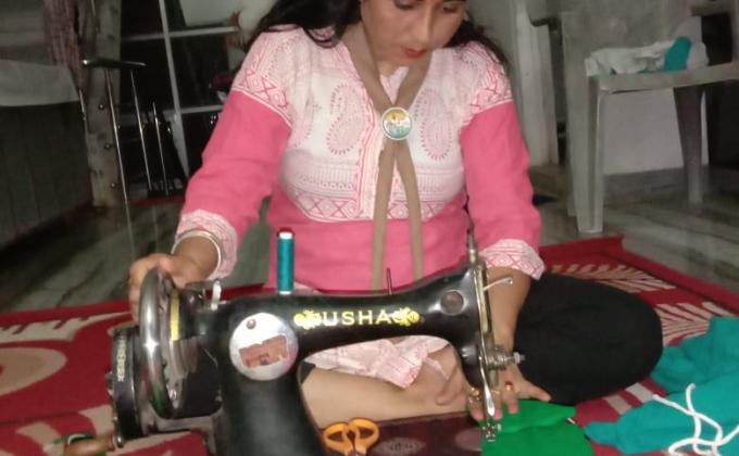 कोरोना वायरस से लोगो के बचाव के लिए मास्क बनाती स्काउट गाइड केप्टन जयलता माधव