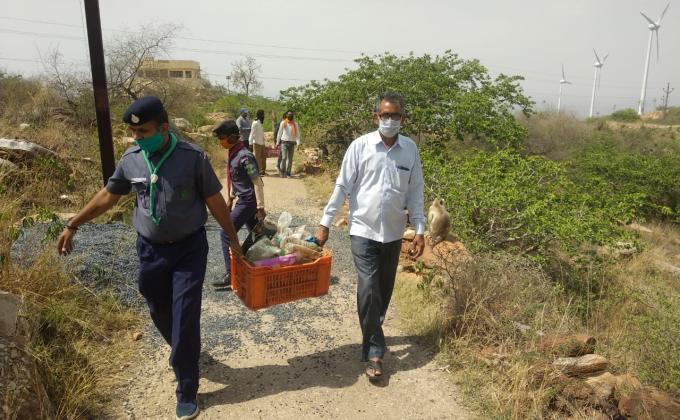 हर्ष पर्वत पर कचरा एकत्रित करते हुए