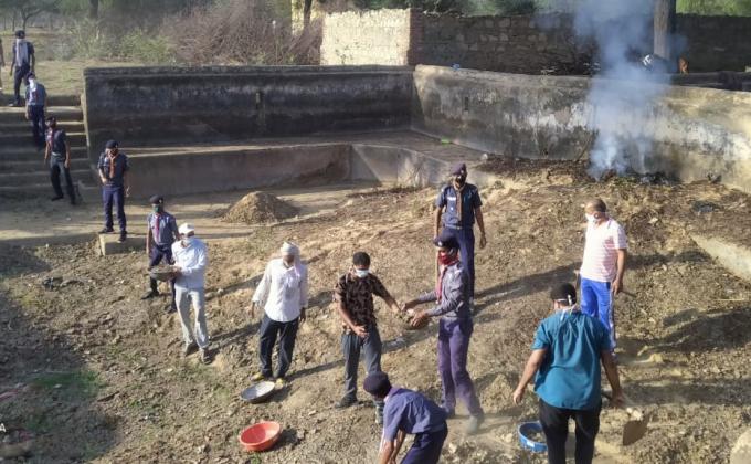  तालाब कि सफाई करते हुए  