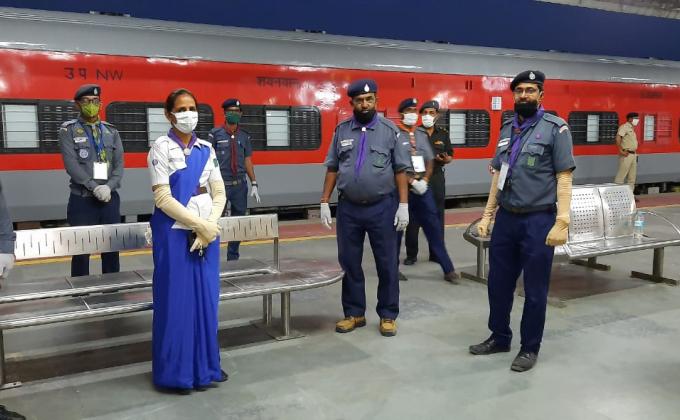  रेलवे स्टेशन पर सेवा कार्य !