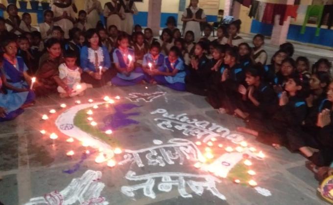 पुलवामा आतंकी हमले में शहीदों को श्रद्धाजंली देते  यूनिट लीडर के साथ गाइड कंपनी 