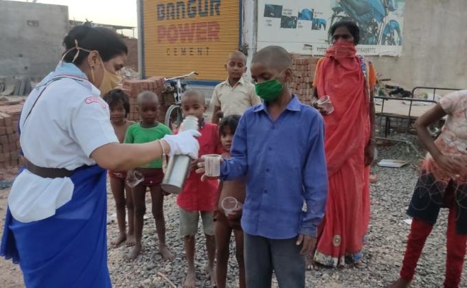 आम जन को काढ़ा पिलाते हुई स्काउट गाइड केप्टन जयलता माधव