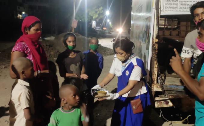 भोजन वितरण में सहयोग करते हुएस्काउट गाइड केप्टन जयलता माधव 