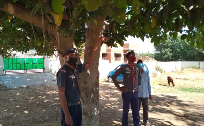  चिकित्सालय में परिंडे लगाते हुए