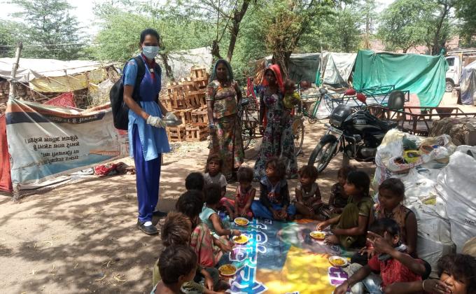 #messanger of peace       *एक हाथ वो बढ़ा, एक हाथ ये बढ़ा,*
*एक नेक प्रयास से, कोई भूखा पेट भरा।*

वैश्विक महामारी से, करने को दो-दो हाथ,
जन-जन के प्रयास से देखो, भारत हुआ एकसाथ।