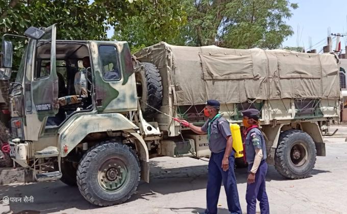      सैनिटाइजर छिड़काव का कार्य