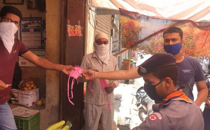 मास्क भेंट करते हुए