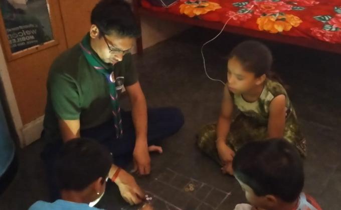 रात को गेम खेलते हुए