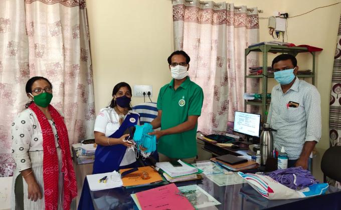 स्काउट गाइड कार्यालय में मार्क्स देते हुए स्काउट गाइड कैप्टनजयलता माधव 