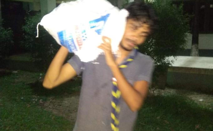 রোভারদের অংশগ্রহণে খাদ্য সহায়তা বিতরণ 