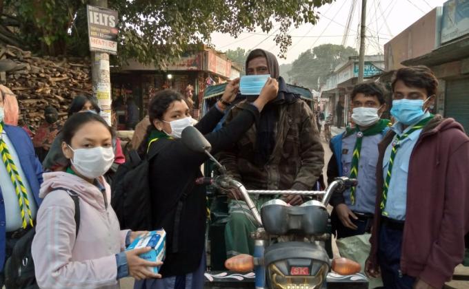 করোনা প্রতিরোধে সাধারণ জনগনের মধ্যে মাস্ক বিতরন 